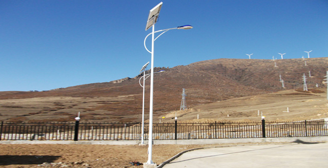 6米太陽能(néng)路燈